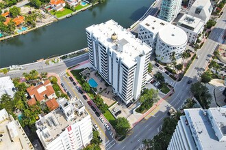 3200 Collins Ave, Unit 8 in Miami Beach, FL - Foto de edificio - Building Photo