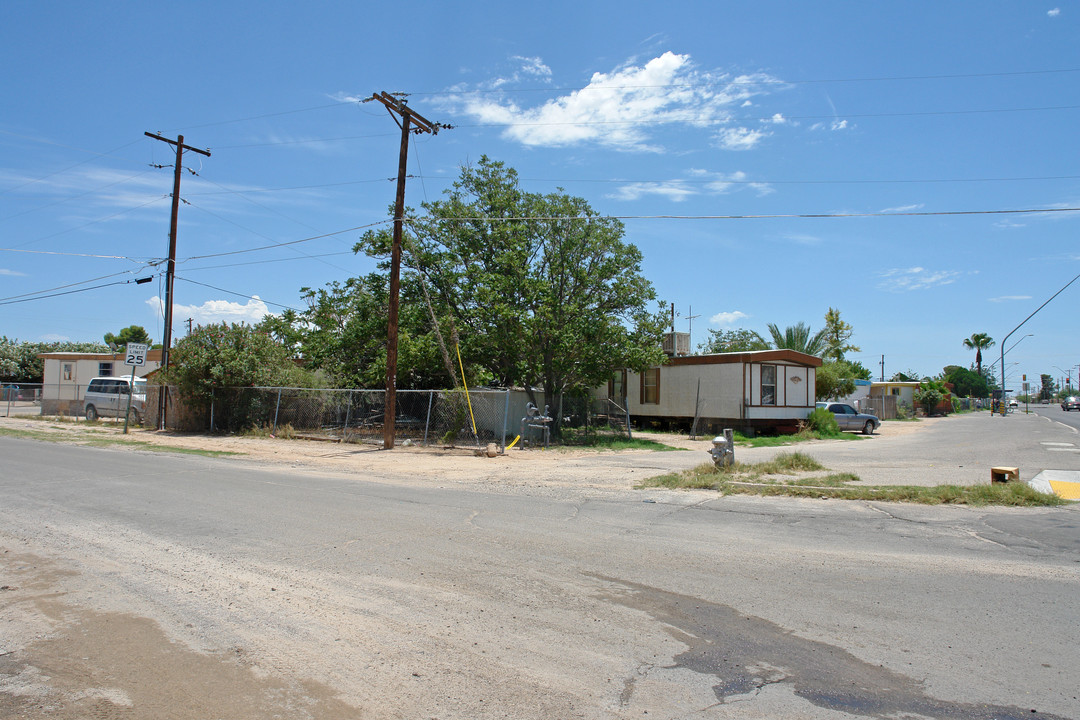 1050 E Mossman Rd in Tucson, AZ - Building Photo