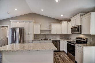 1617 Charleston Dr in New Richmond, WI - Building Photo - Building Photo