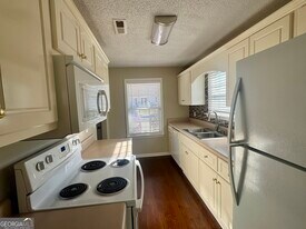 1653 Summerwoods Cir in Griffin, GA - Building Photo