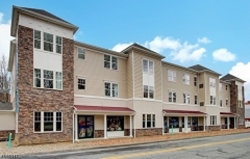 Brookland at Lakepointe in Hopatcong, NJ - Building Photo