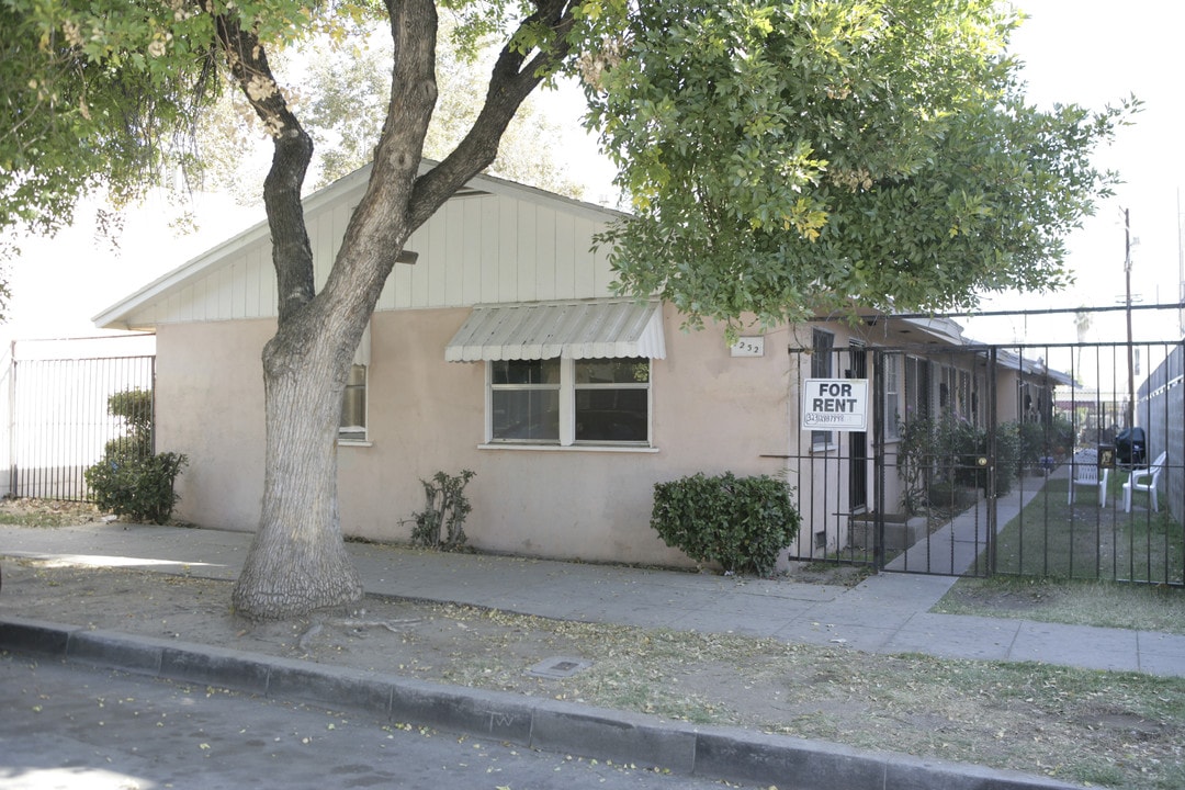 7252 Alabama Ave in Canoga Park, CA - Building Photo