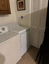 3031 Mistletoe St, Unit D in New Orleans, LA - Foto de edificio - Building Photo