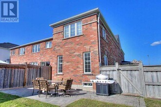 2 Summit Dr in Vaughan, ON - Building Photo - Building Photo