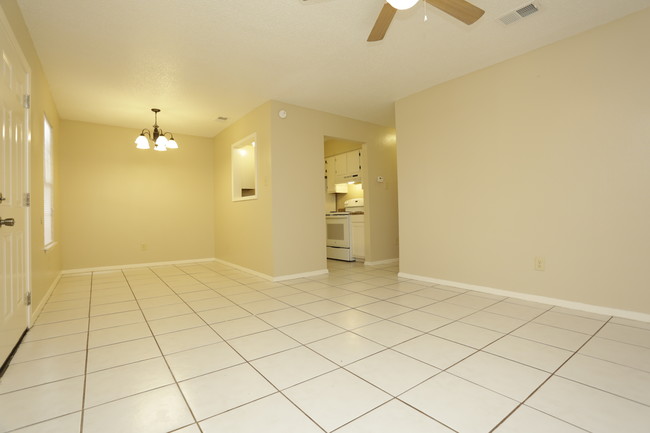 Crossings Apartments in McAllen, TX - Foto de edificio - Interior Photo