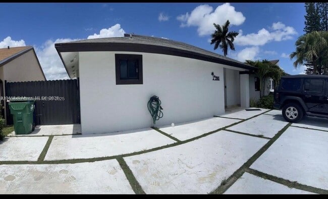 21045 SW 124th Ave Rd in Miami, FL - Building Photo - Building Photo