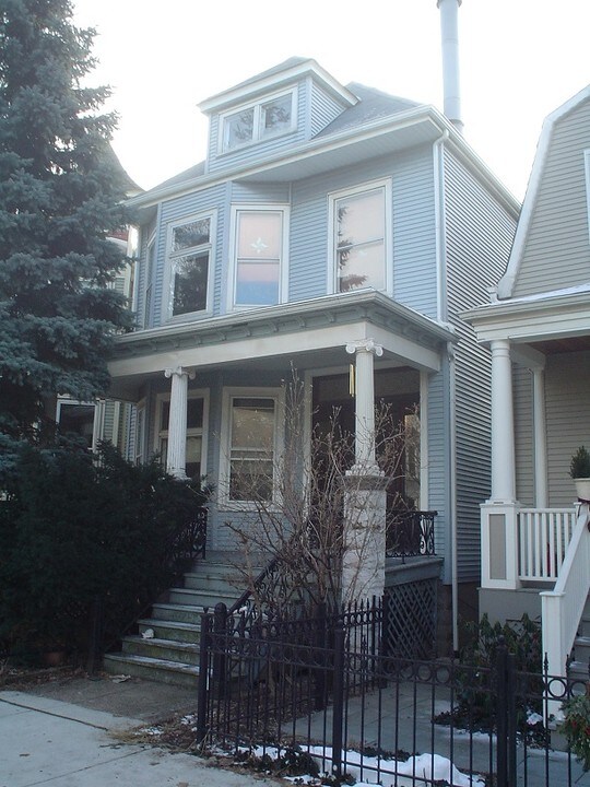 1915 W Belle Plaine Ave in Chicago, IL - Building Photo