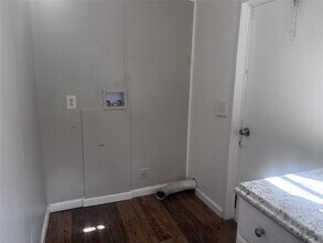 934 Queenswood St in Montgomery, TX - Foto de edificio - Building Photo