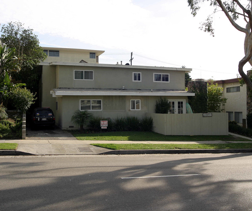 8324 W Manchester Ave in Playa Del Rey, CA - Building Photo