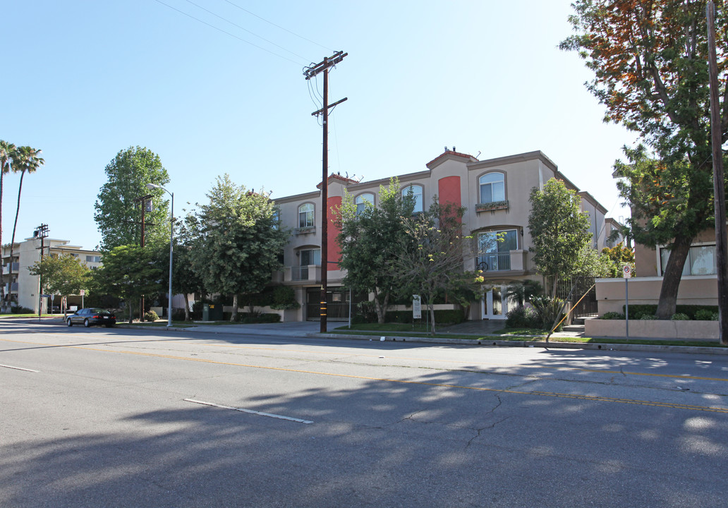 Bloomfield Villas in Valley Village, CA - Building Photo