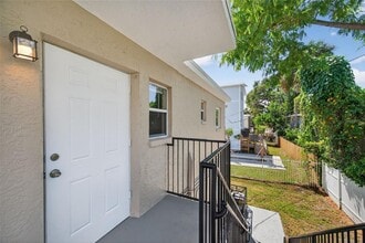 1771 Russell St S in St. Petersburg, FL - Foto de edificio - Building Photo