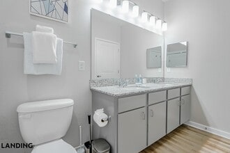 2331 Commerce Park Dr NE, Unit 2210 in Palm Bay, FL - Foto de edificio - Building Photo