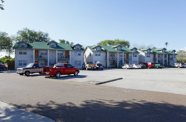 West Oak Apartments in Weslaco, TX - Foto de edificio - Building Photo
