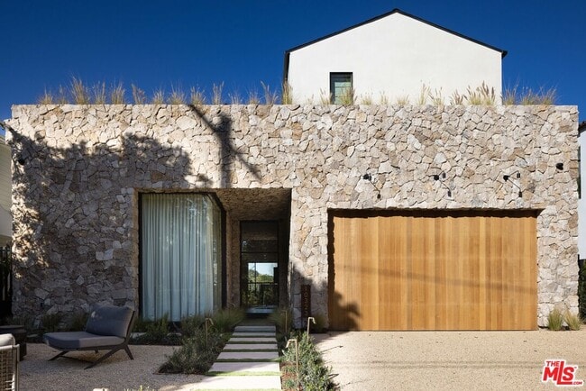 10323 Valley Spring Ln in Los Angeles, CA - Building Photo - Building Photo