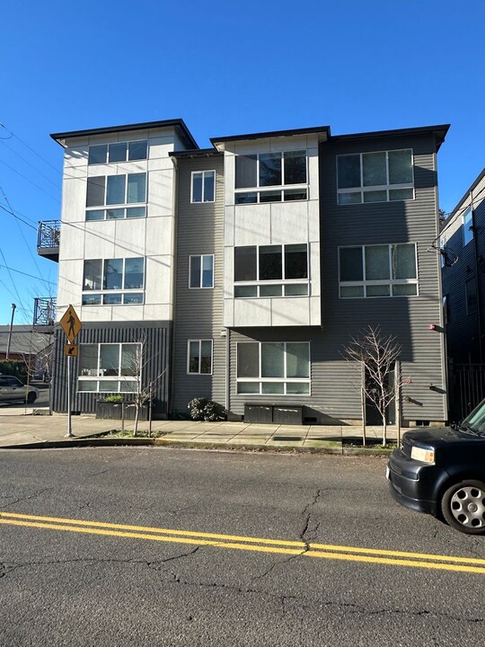 5855 SE 72nd Ave in Portland, OR - Building Photo