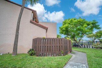 685 W Park Dr in Miami, FL - Building Photo - Building Photo