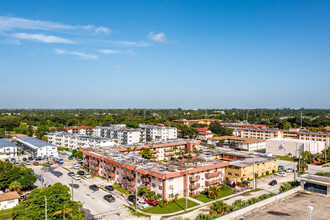 Caribbean Club Apartments in North Miami, FL - Building Photo - Primary Photo