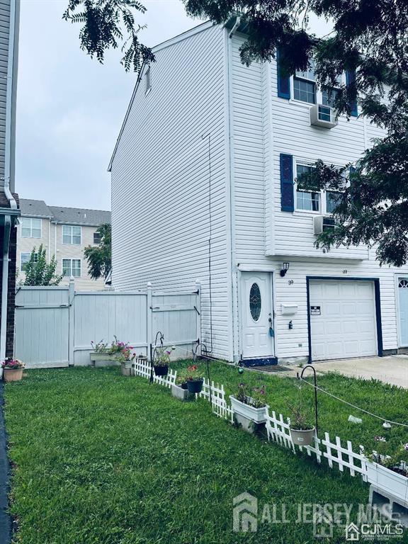 39 Larch St in Carteret, NJ - Building Photo - Building Photo