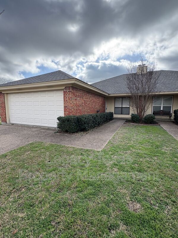 1208 Lindsey Ln in Cleburne, TX - Building Photo - Building Photo