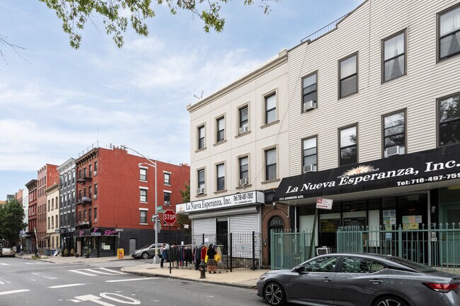 211 Johnson Ave in Brooklyn, NY - Building Photo - Building Photo