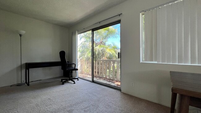1726 Midvale Ave in Los Angeles, CA - Foto de edificio - Building Photo