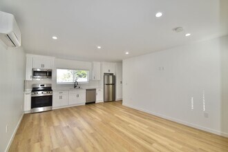 11645 Moorpark St, Unit a in Los Angeles, CA - Foto de edificio - Building Photo