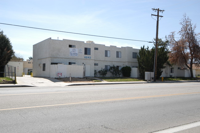 Avenue L Apartments in Lancaster, CA - Foto de edificio - Building Photo