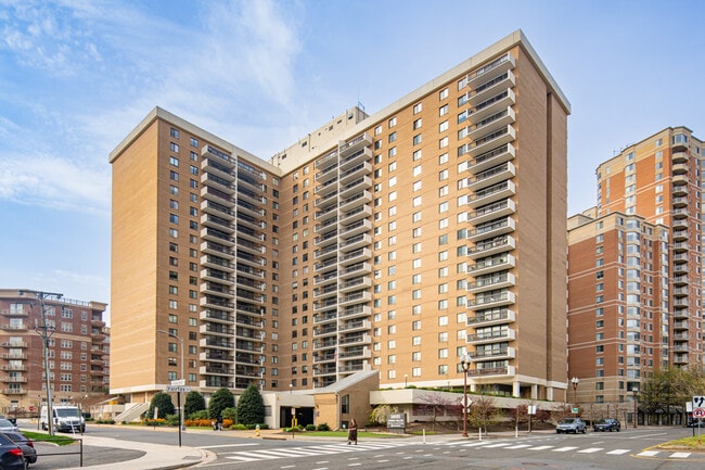 Tower Villas in Arlington, VA - Building Photo - Building Photo