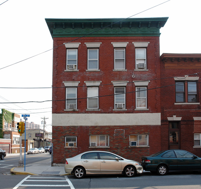 6125 Broadway in West New York, NJ - Building Photo - Building Photo