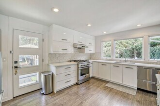 3847 94th Ave NE in Yarrow Point, WA - Building Photo - Building Photo