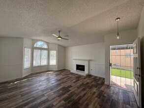 3527 E Ave R12 in Palmdale, CA - Building Photo - Building Photo
