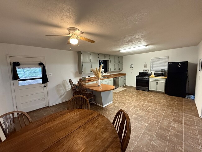 2805 N Brand Dr in Hobbs, NM - Building Photo - Building Photo