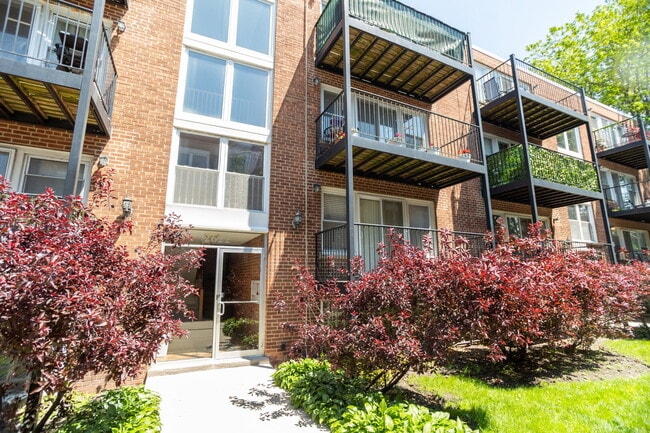 property at 2622 W Catalpa Ave