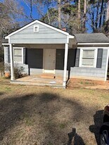521 Pineneedle Rd in Columbia, SC - Building Photo