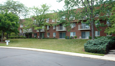 Villa Verde Condo Association in Buffalo Grove, IL - Building Photo - Building Photo