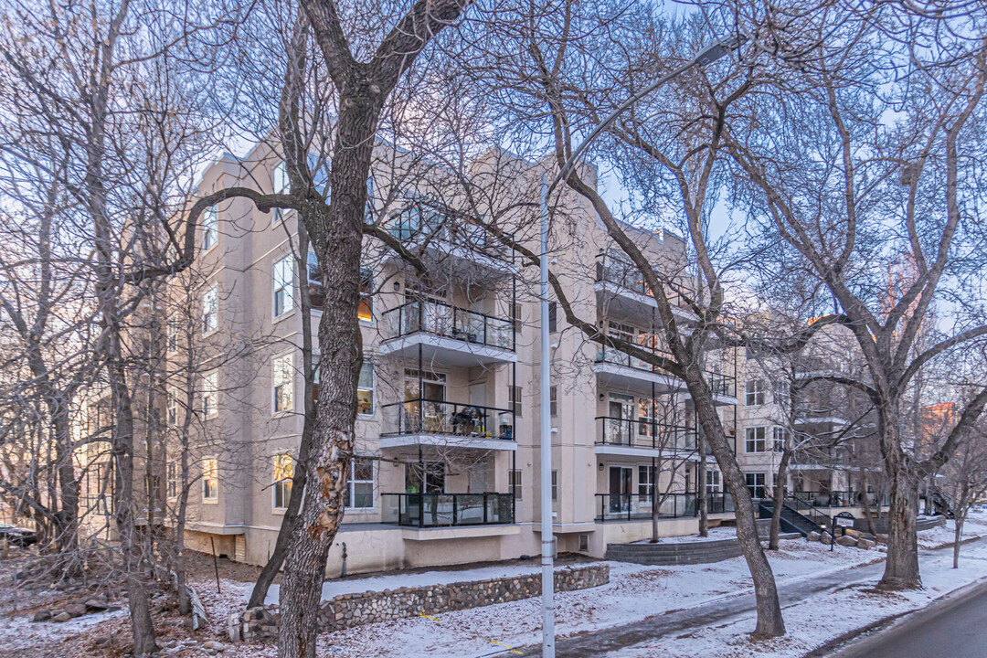 Grandin Court in Edmonton, AB - Building Photo