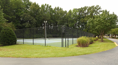 Colonial Pointe Apartments in Columbia, SC - Building Photo - Building Photo