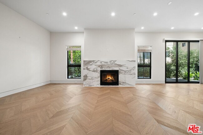 652 Huntley Dr in West Hollywood, CA - Building Photo - Building Photo