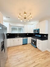 7718 S Bishop St, Unit 2 in Chicago, IL - Foto de edificio - Building Photo