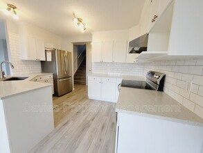 3550 McLean Crescent SW in Edmonton, AB - Building Photo - Building Photo