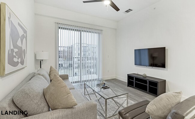 650 E Sycamore St in Denton, TX - Foto de edificio - Building Photo