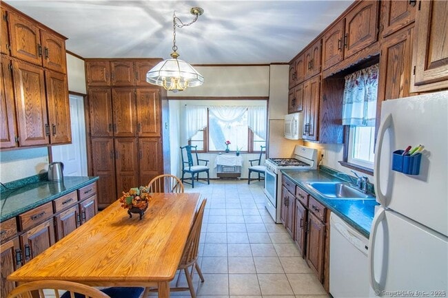 246 Old Stratfield Rd in Fairfield, CT - Building Photo - Building Photo