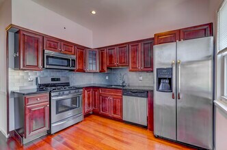 17 Newark Bay Ct-Unit -2 in Bayonne, NJ - Foto de edificio - Building Photo