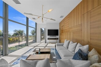 5875 Collins Ave in Miami, FL - Building Photo - Building Photo