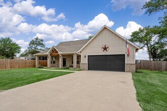 24738 Roscommon Ln in Hempstead, TX - Building Photo - Building Photo