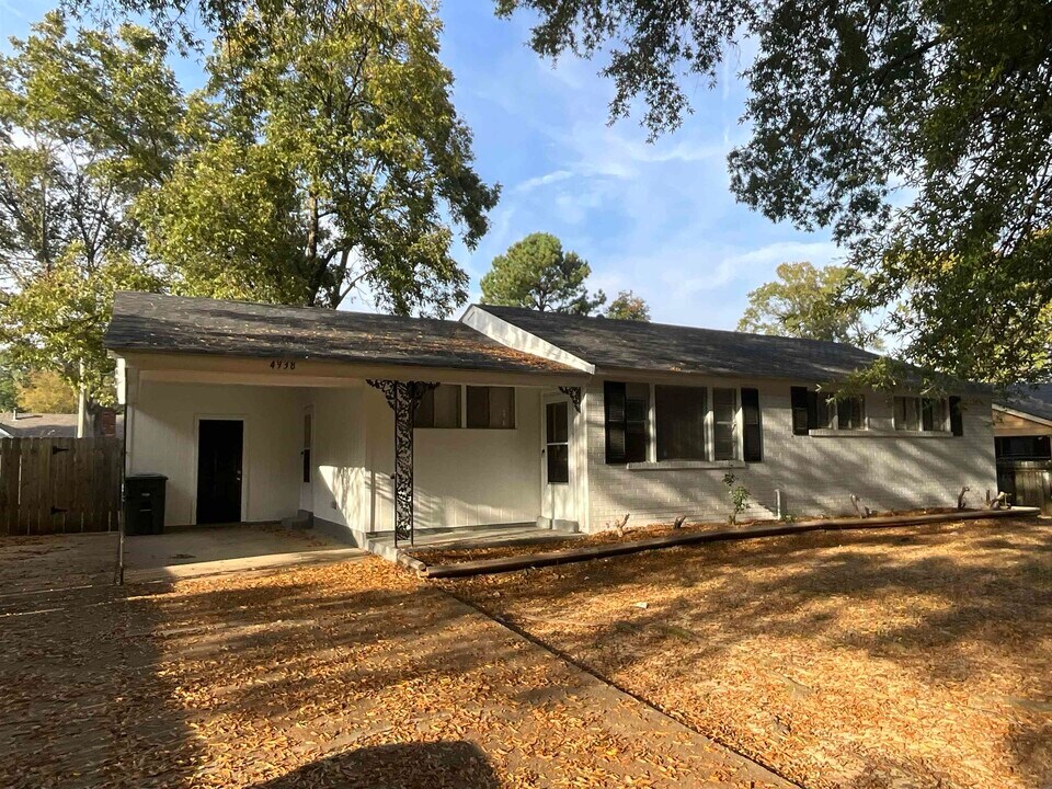 4938 Cromwell Ave in Memphis, TN - Foto de edificio
