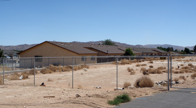 15597 Tonekai Rd in Apple Valley, CA - Foto de edificio - Building Photo