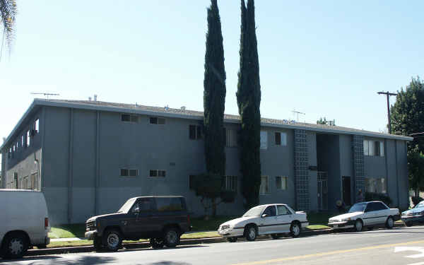 14320 Vanowen St in Van Nuys, CA - Building Photo - Building Photo