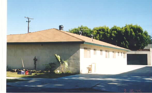 2124 E Westport Dr in Anaheim, CA - Foto de edificio