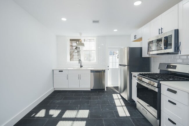 724 Dickinson St in Philadelphia, PA - Building Photo - Building Photo